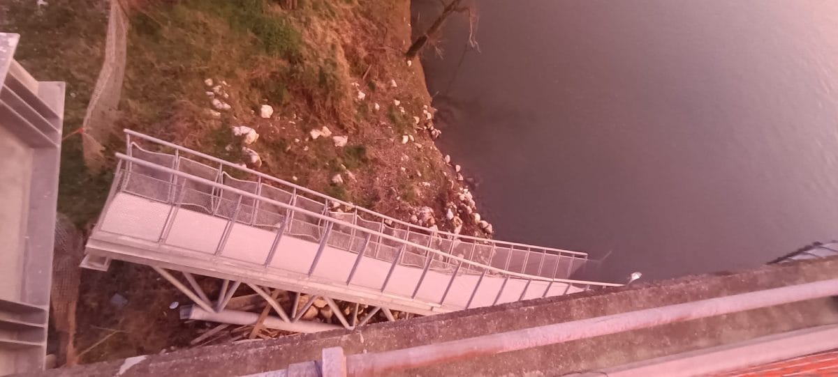 La passerella ciclopedonale sull’Adda di Maccastorna (Lodi) dopo il crollo