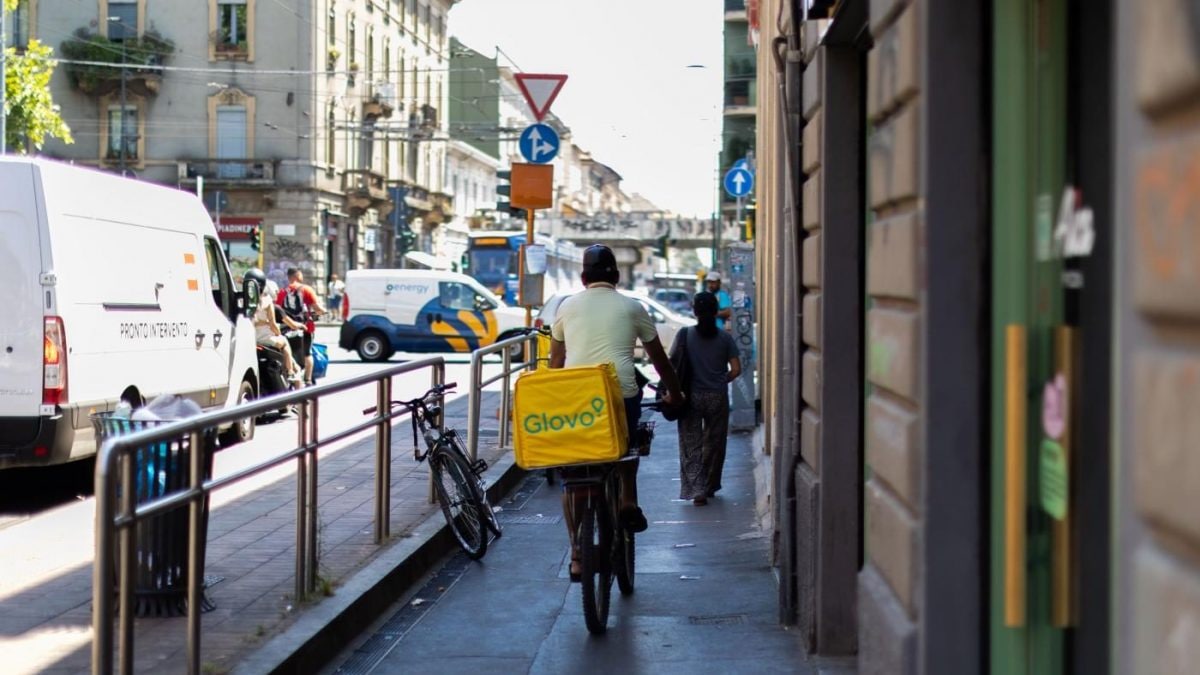 Rider Glovo a Milano (foto La Presse)