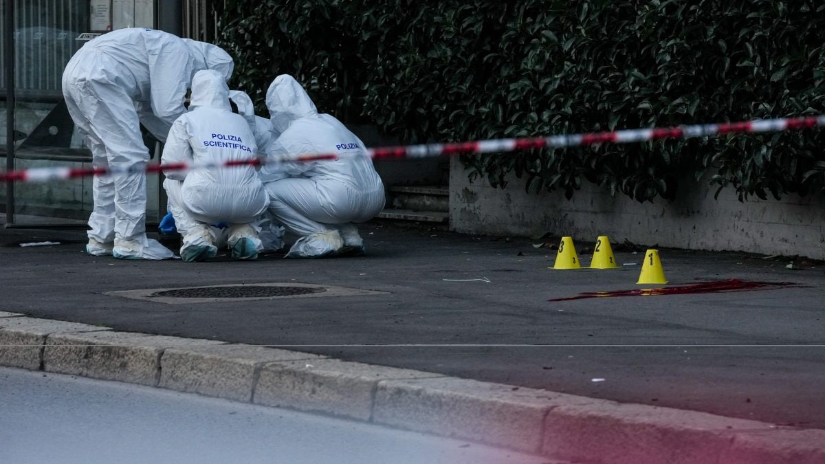 I rilievi della scientifica sul luogo della sparatoria a Rogoredo