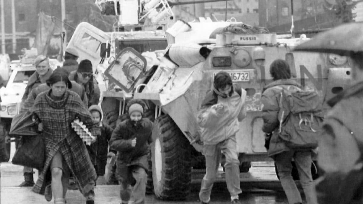 I civili che corrono lungo la "sniper alley" cercando di evitare il fuoco dei cecchini (foto da LaPresse)