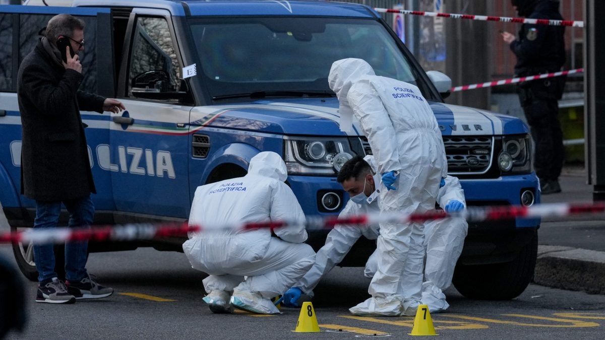 I rilievi della polizia dopo la sparatoria (foto da LaPresse)