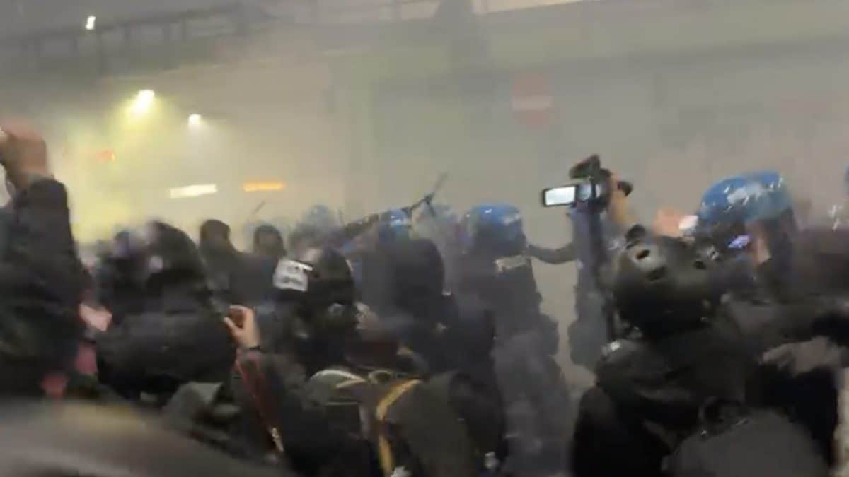 Gli scontri al termine del corteo contro le Olimpiadi e l’Ice a Milano, dal video di Simone Giancristofaro.