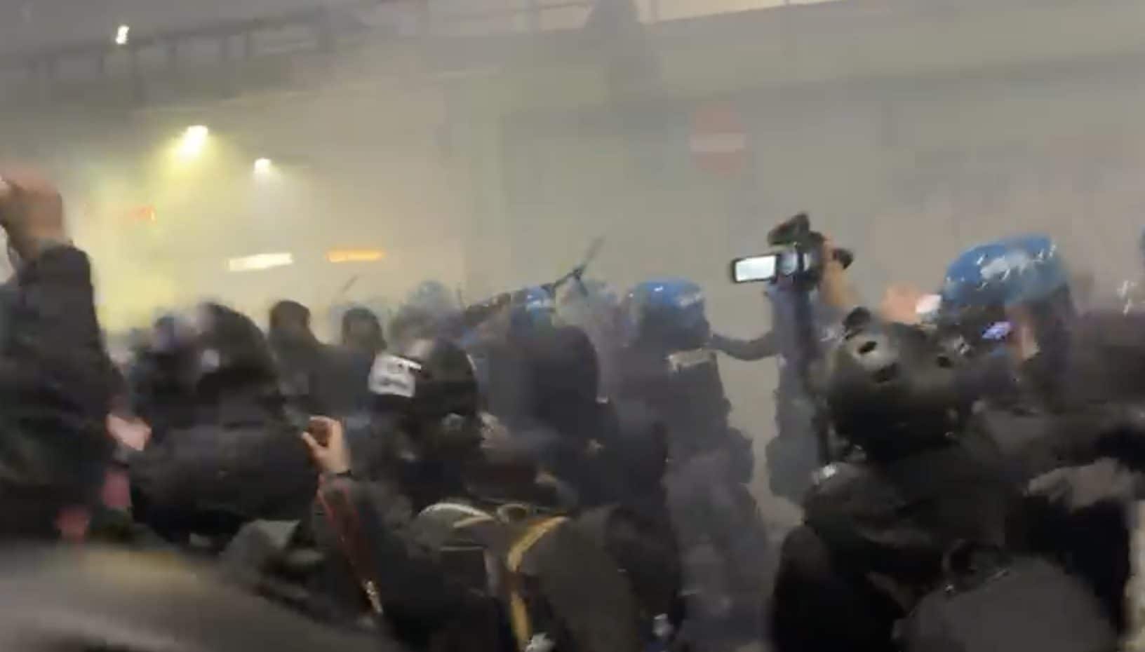 Gli scontri al termine del corteo contro le Olimpiadi e l’Ice a Milano, dal video di Simone Giancristofaro