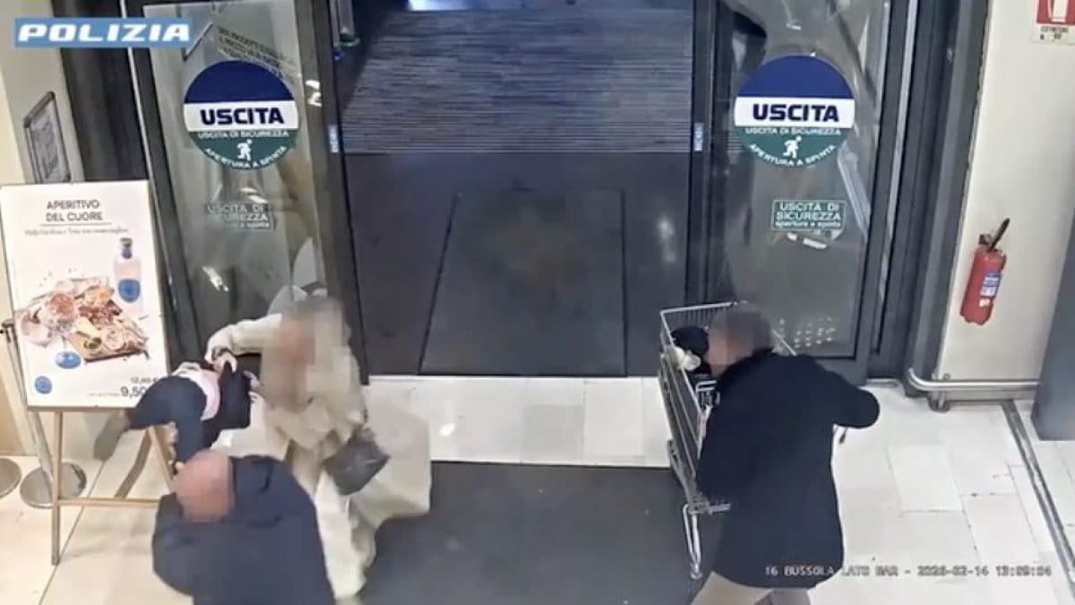 Il momento del tentato rapimento della bimba (dal video diffuso dalla Polizia)