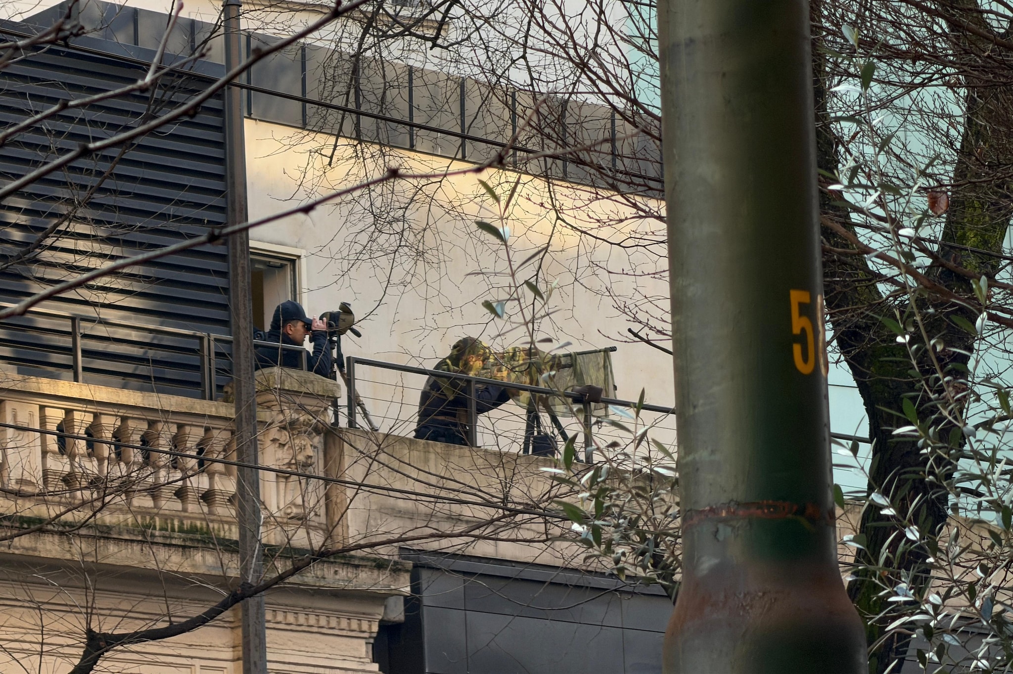 I tiratori scelti piazzati a Milano per l’arrivo del corteo Usa (foto di Simone Giancristofaro – Fanpage.it)