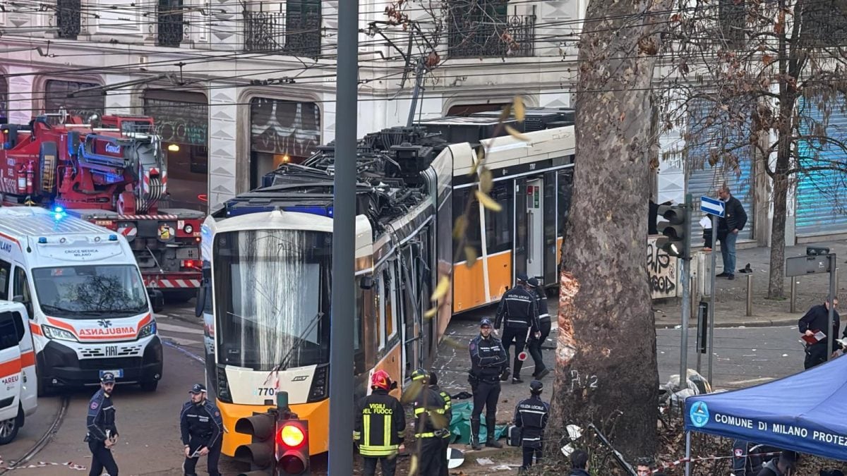Tram Atm deragliato a Milano il 27 febbraio (foto Beatrice Barra, videoreporter Fanpage.it)
