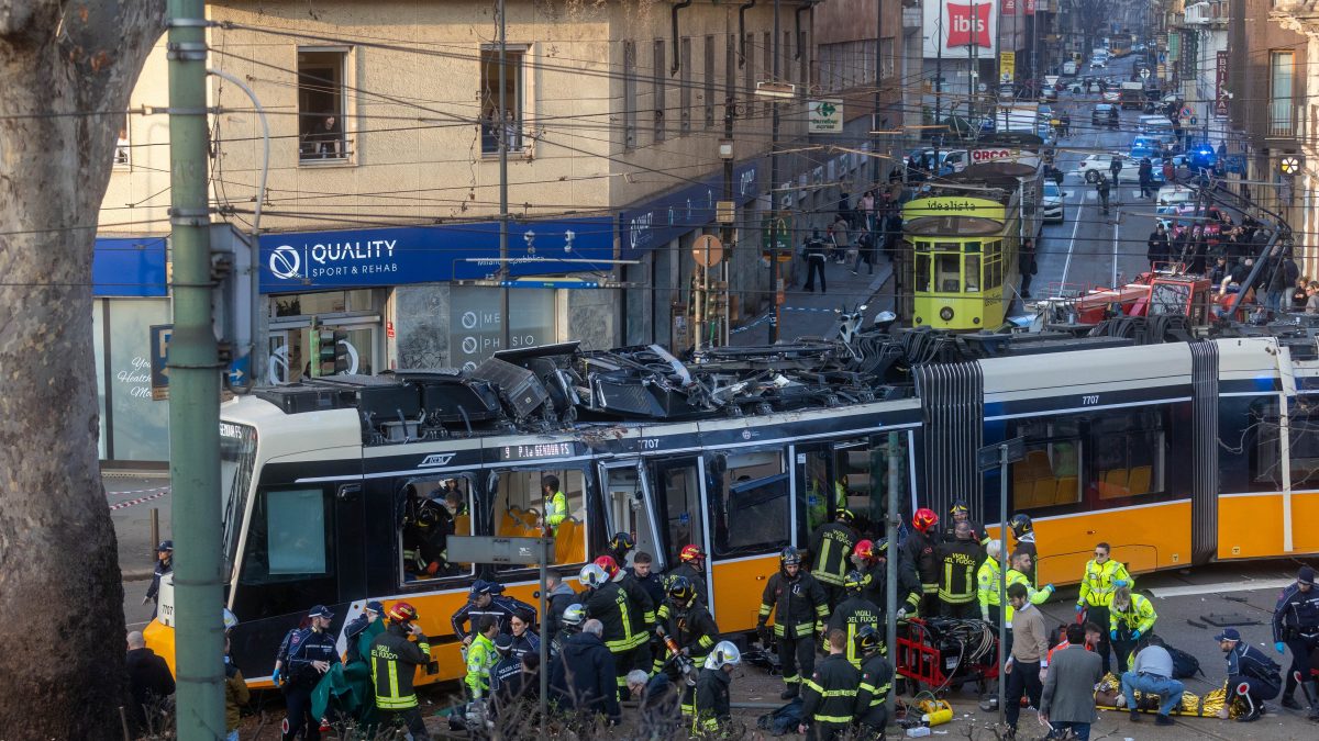 Il tram deragliato in viale Vittorio Veneto a Milano (foto da LaPresse)