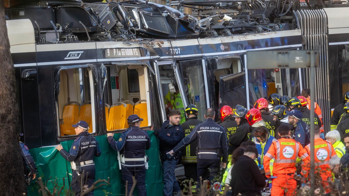 I soccorsi al lavoro in viale Vittorio Veneto a Milano (foto da LaPresse)