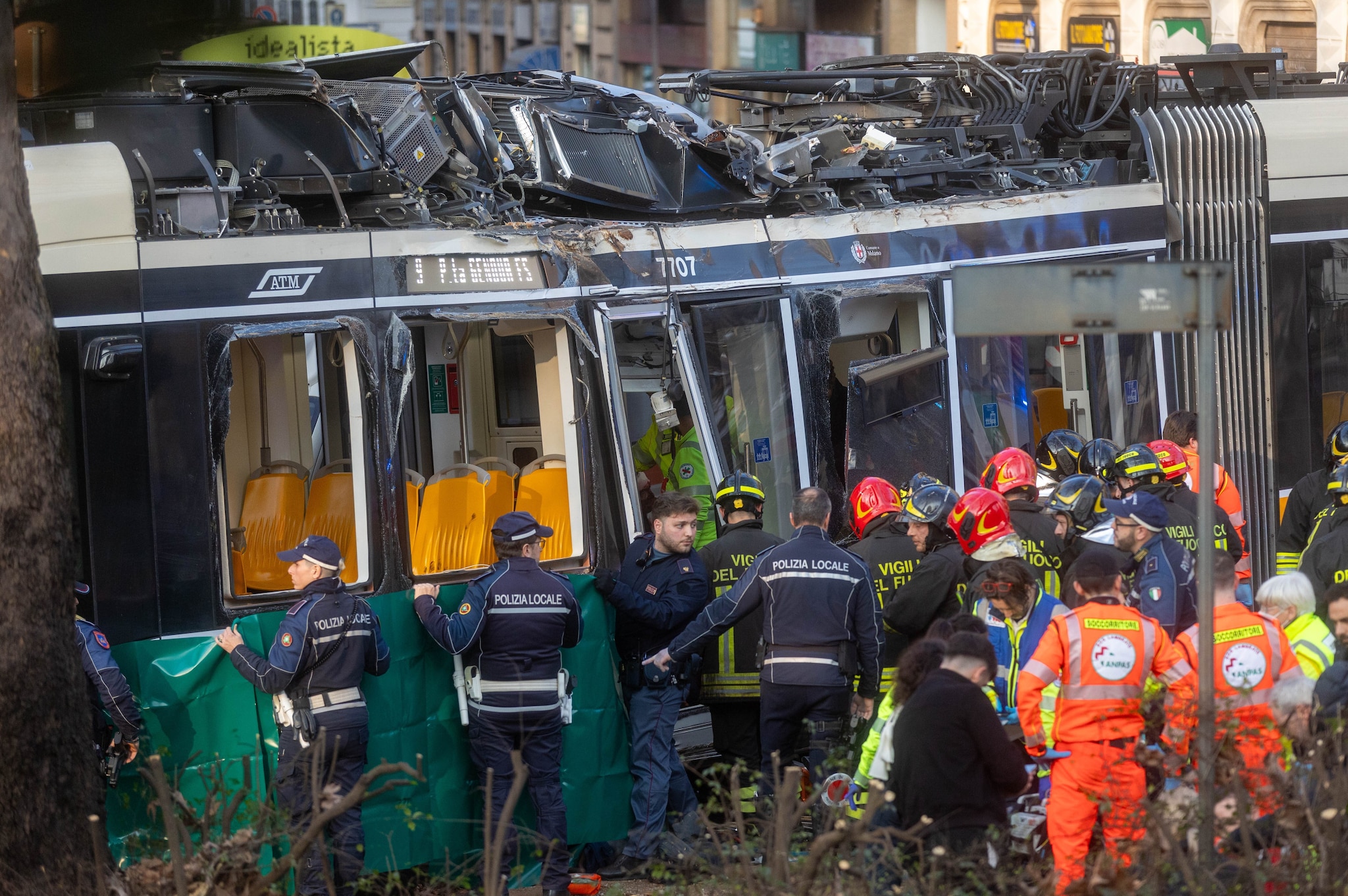I soccorsi al lavoro in viale Vittorio Veneto a Milano (foto da LaPresse)