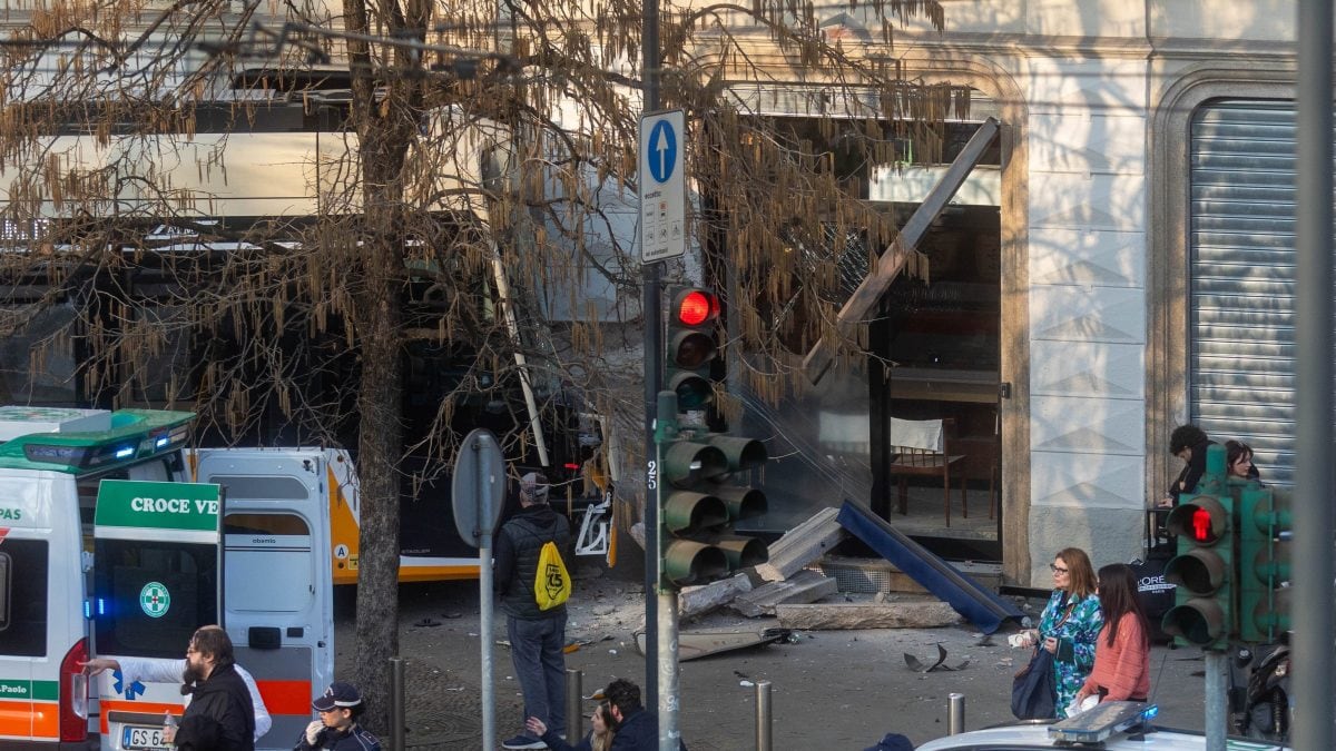 Il negozio contro il quale ha impattato il tram (foto da LaPresse)