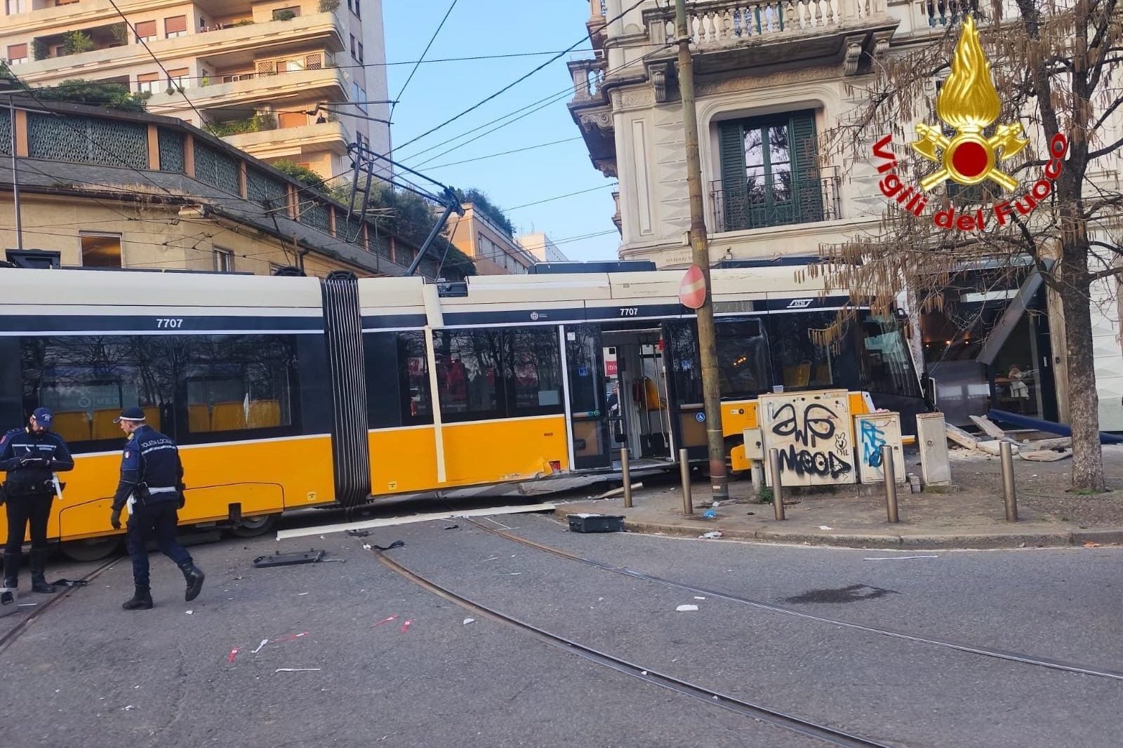 Il tram schiantato contro un negozio (foto da vigili del fuoco)