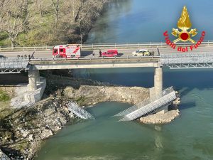 Crolla una passerella sul fiume Adda, in campo elicottero e sommozzatori: le immagini dei soccorsi