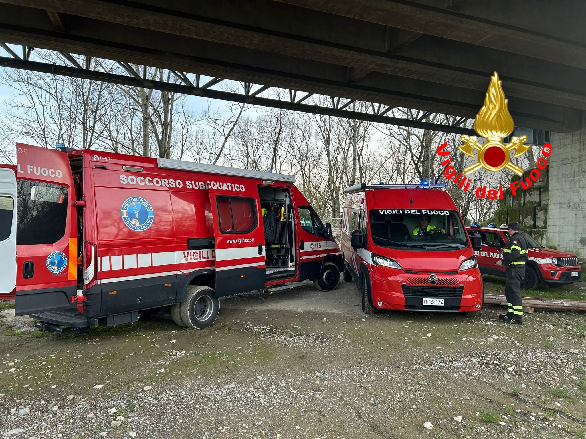Le squadre dei vigili del fuoco che hanno messo in sicurezza l’area