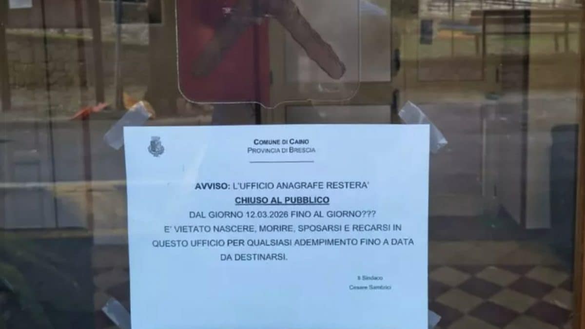 Il cartello fuori dall’Anagrafe di Caino