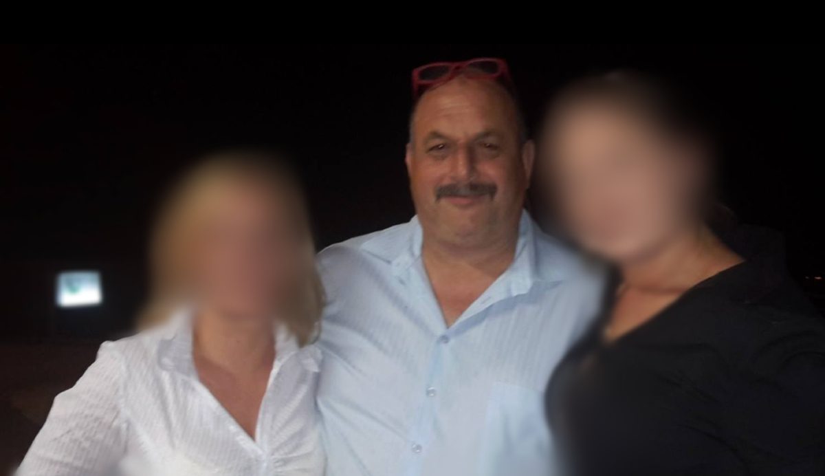 Si ribalta con il trattore e resta schiacciato davanti al suo ...