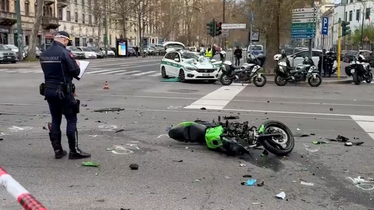 La motocicletta coinvolta nell’incidente che si è verificato all’incrocio tra via Mugello e corso Ventidue Marzo a Milano