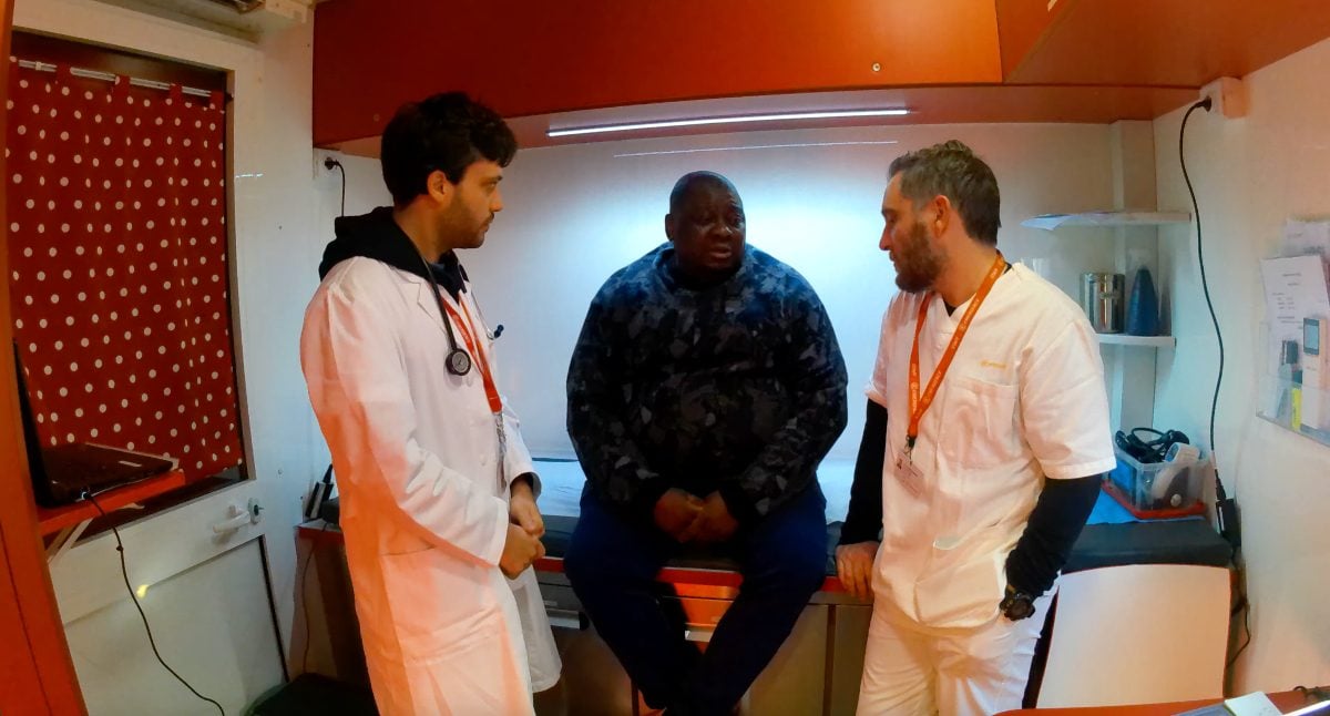 James e i medici di EMERGENCY durante una visita medica nel PoliTruck