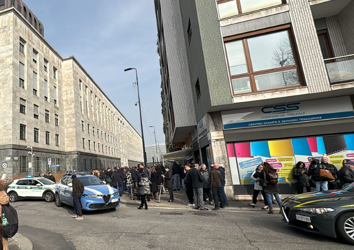 L’evacuazione fuori dal Tribunale