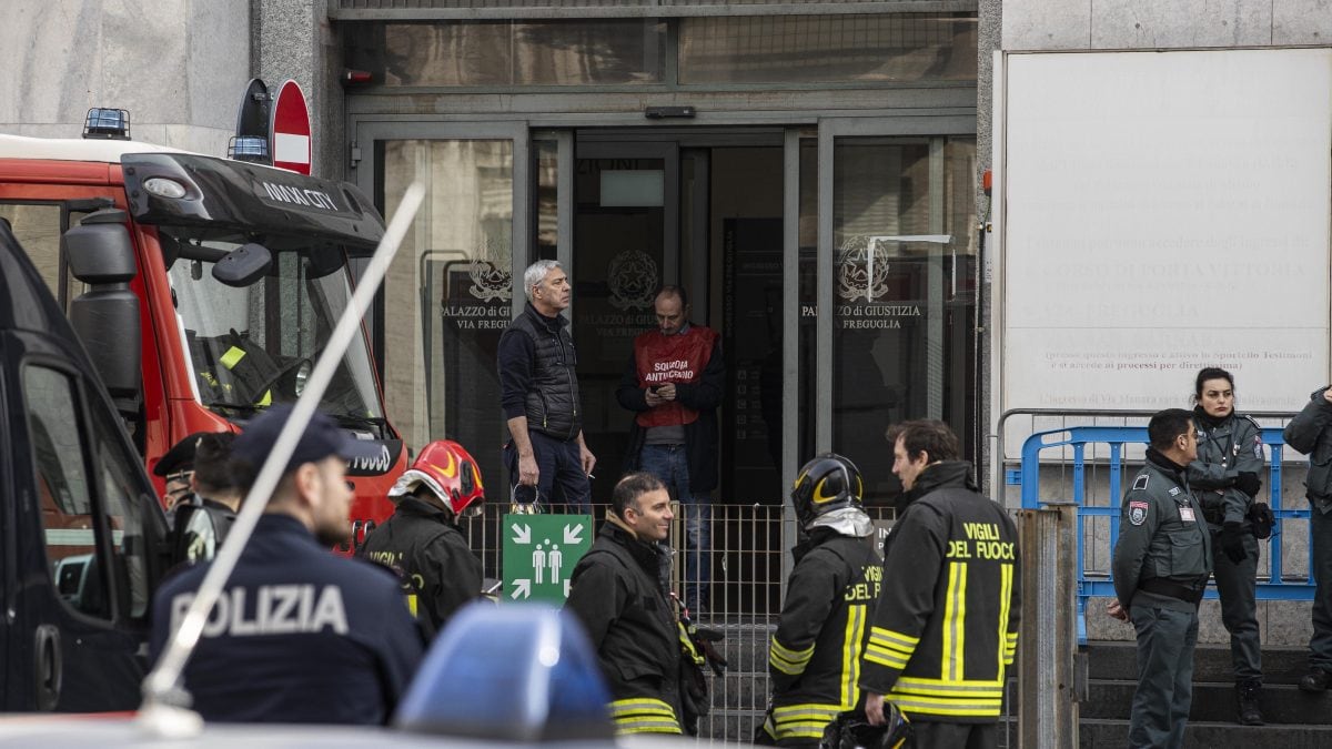 Vigili del fuoco e polizia durante l’allarme bomba al tribunale di Milano