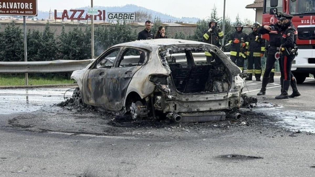 L’auto incendiata ad Almenno San Salvatore (foto da Facebook)