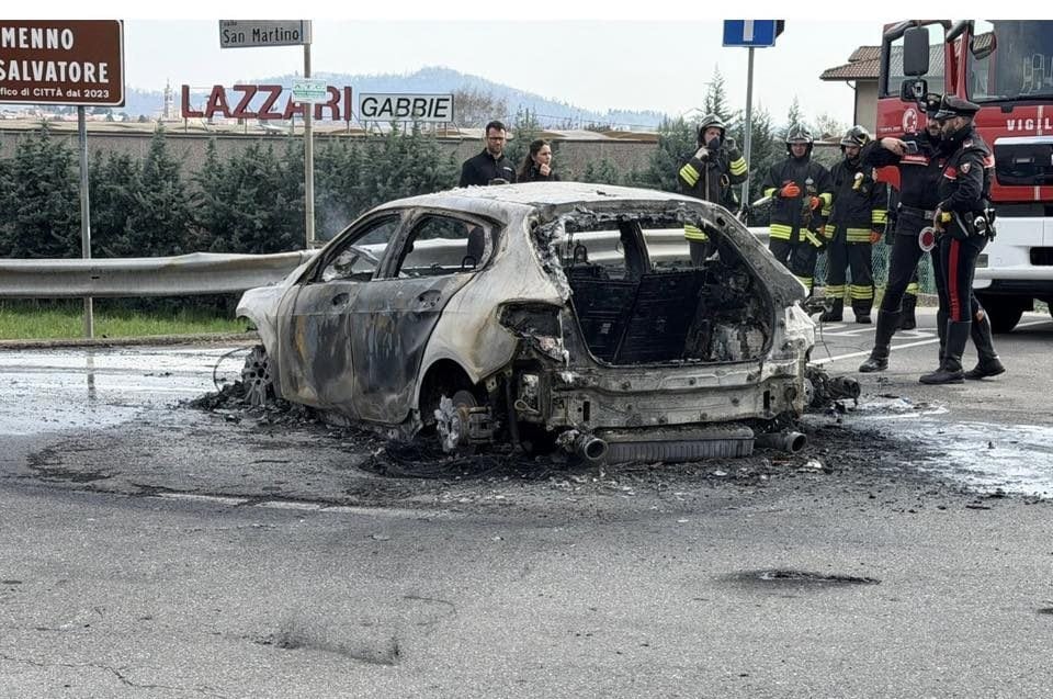 Si schianta con la moto contro un'auto che poi prende fuoco: grave un ...