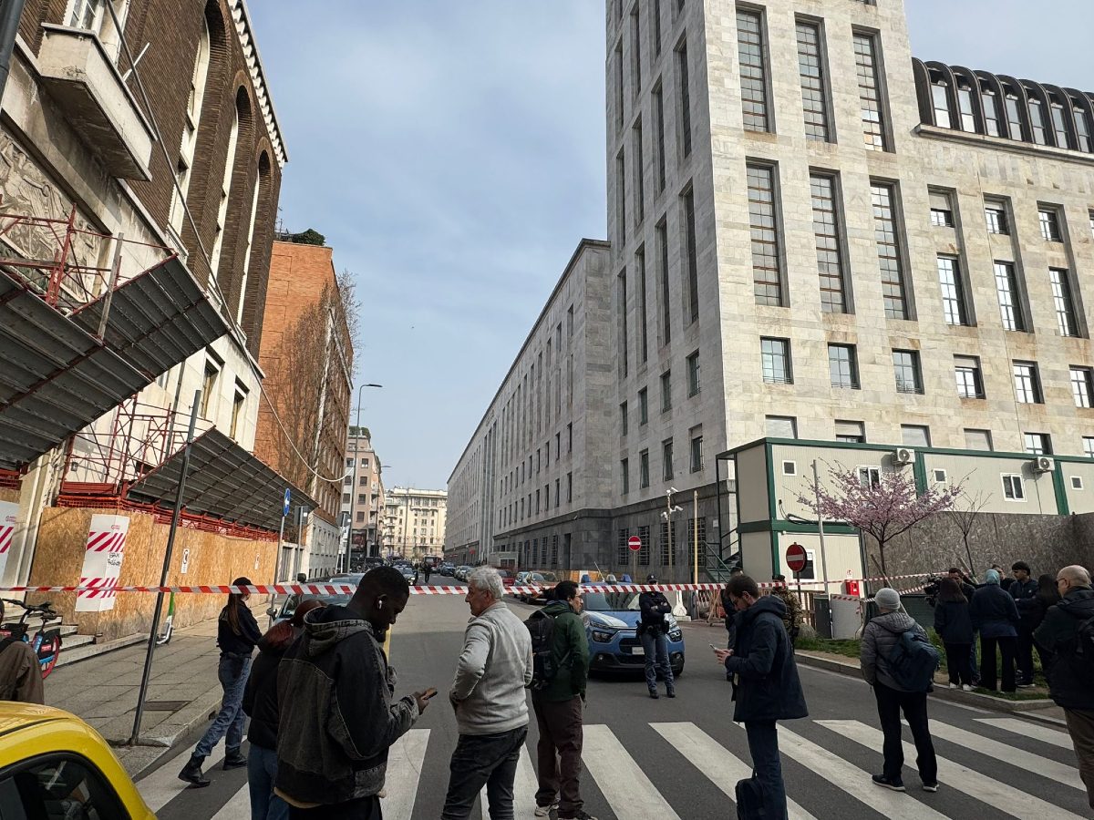 Le vie limitrofe al Tribunale sono state chiuse con dei nastri