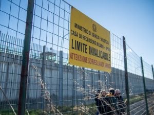 Giungi e Roggiani (Pd) nel carcere di Opera dopo i presunti pestaggi: “Un detenuto ha detto di aver sentito urla”