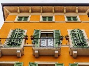 Violentò la vicina di casa 19enne dopo averle chiesto del latte a Pavia: condannato a 5 anni di carcere