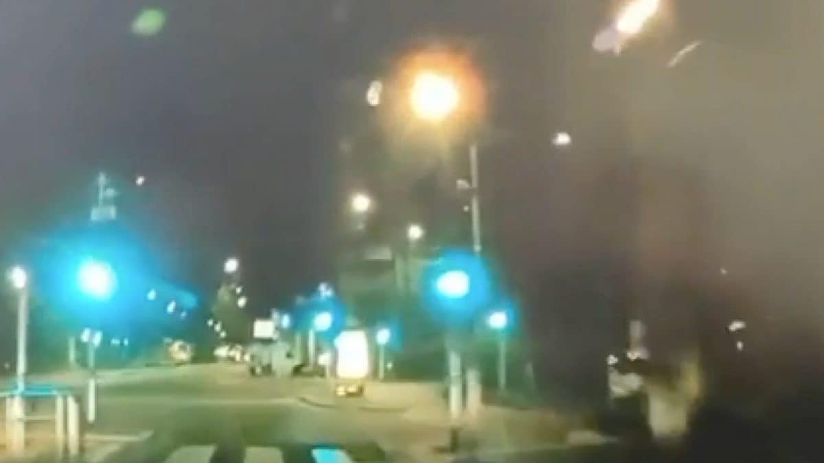 Un frame del video della dashcam del taxi poco prima dell’incidente con la Kawasaki