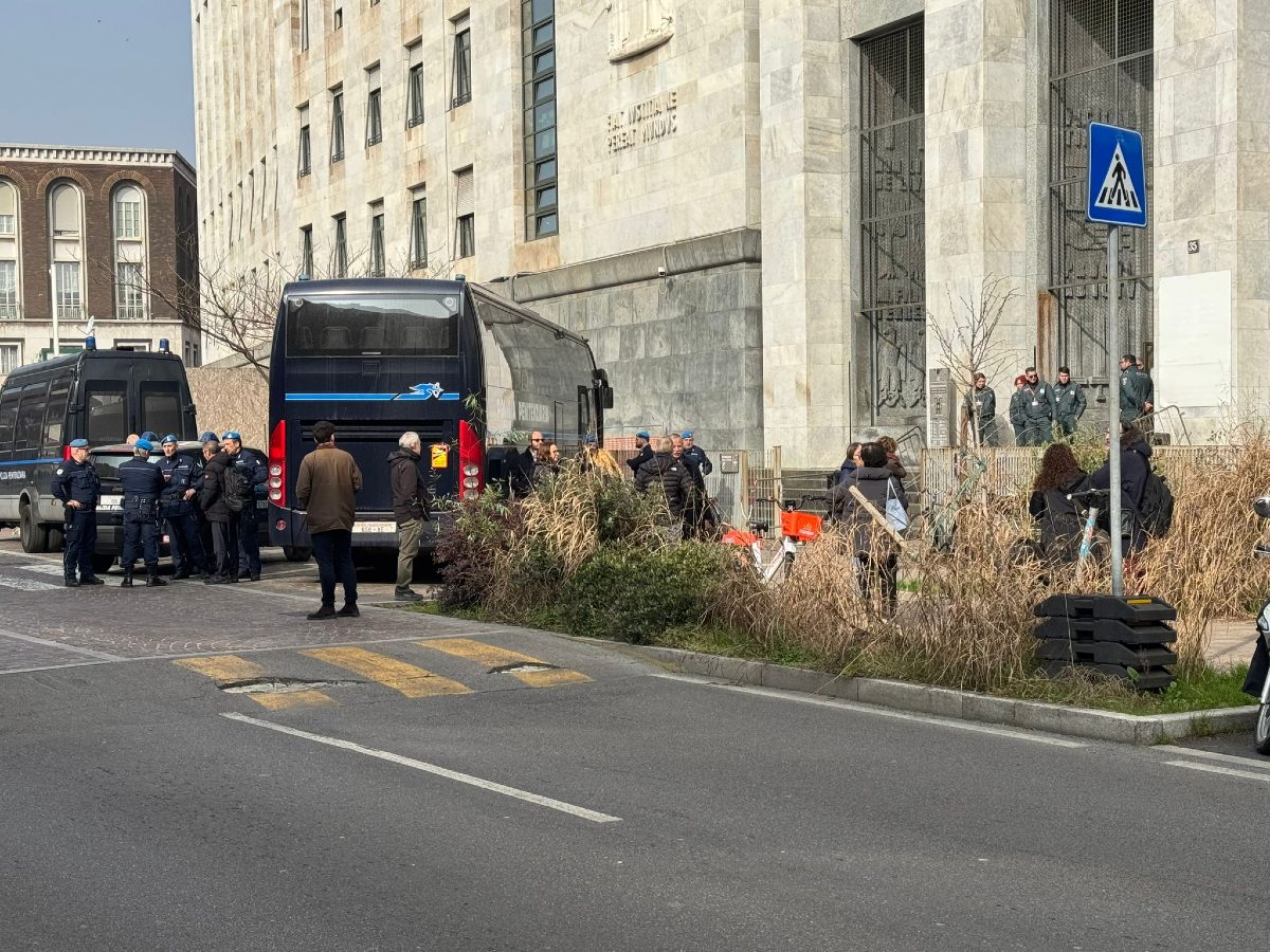 Le forze dell’ordine intervenute fuori dal Tribunale di Milano