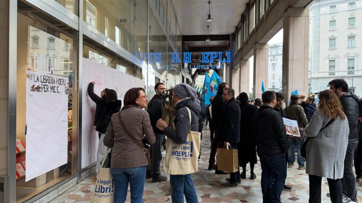 Flashmob sotto la sede di Hoepli a Milano