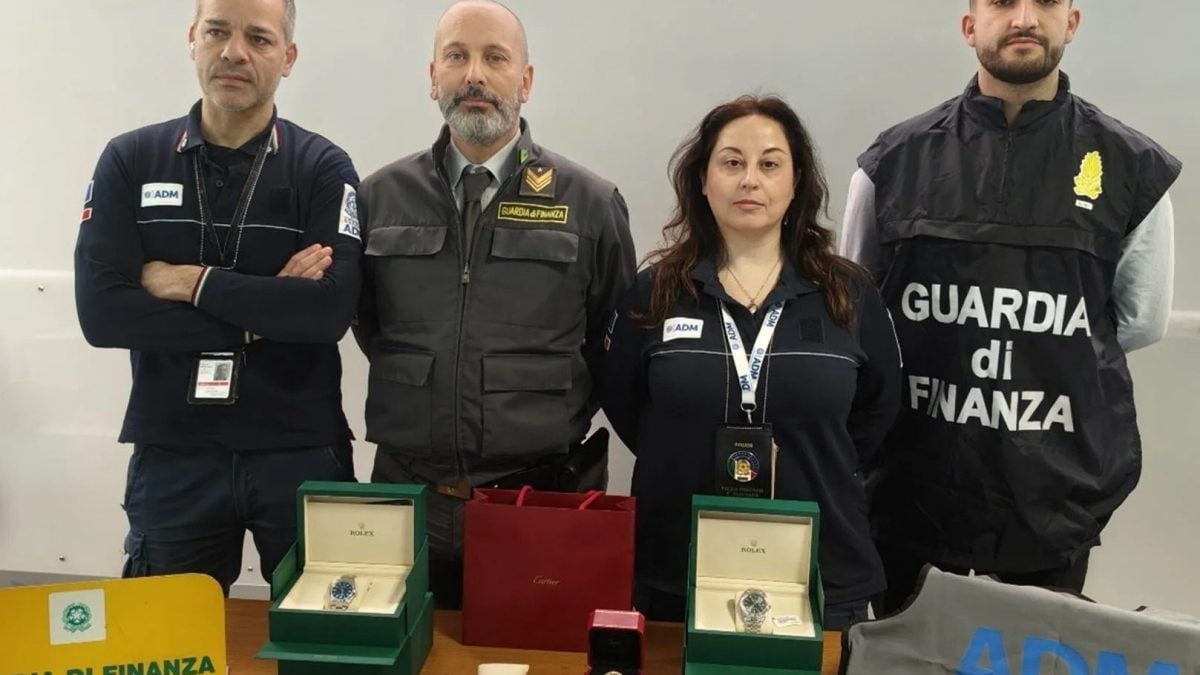 Gli orologi Rolex e i gioielli Cartier sequestrati all’hostess