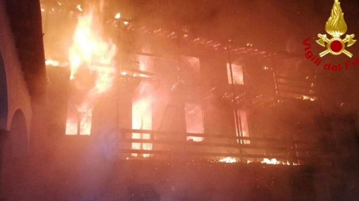 L’edificio a fuoco a Grumello (foto da vigili del fuoco)