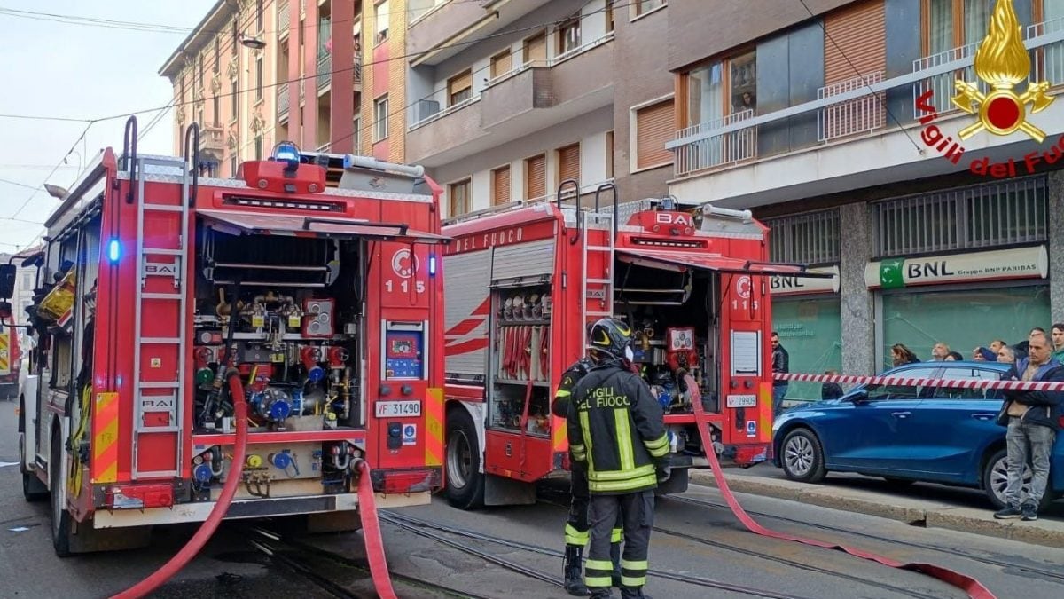 I vigili del fuoco al lavoro in via Menabrea a Milano