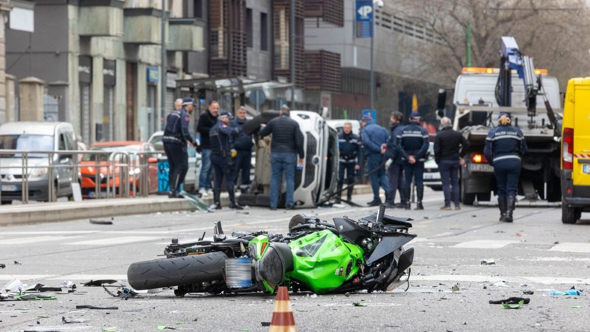 La motocicletta coinvolta nell’incidente che si è verificato all’incrocio tra via Mugello e corso Ventidue Marzo – foto Stefano Porta / LaPresse