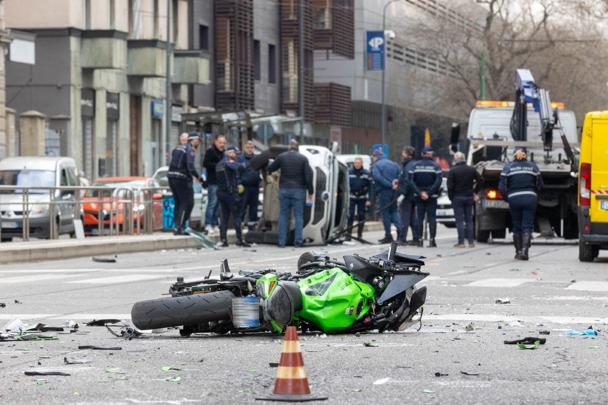 Morti in un frontale tra moto e taxi a Milano: "Il 23enne alla guida ...