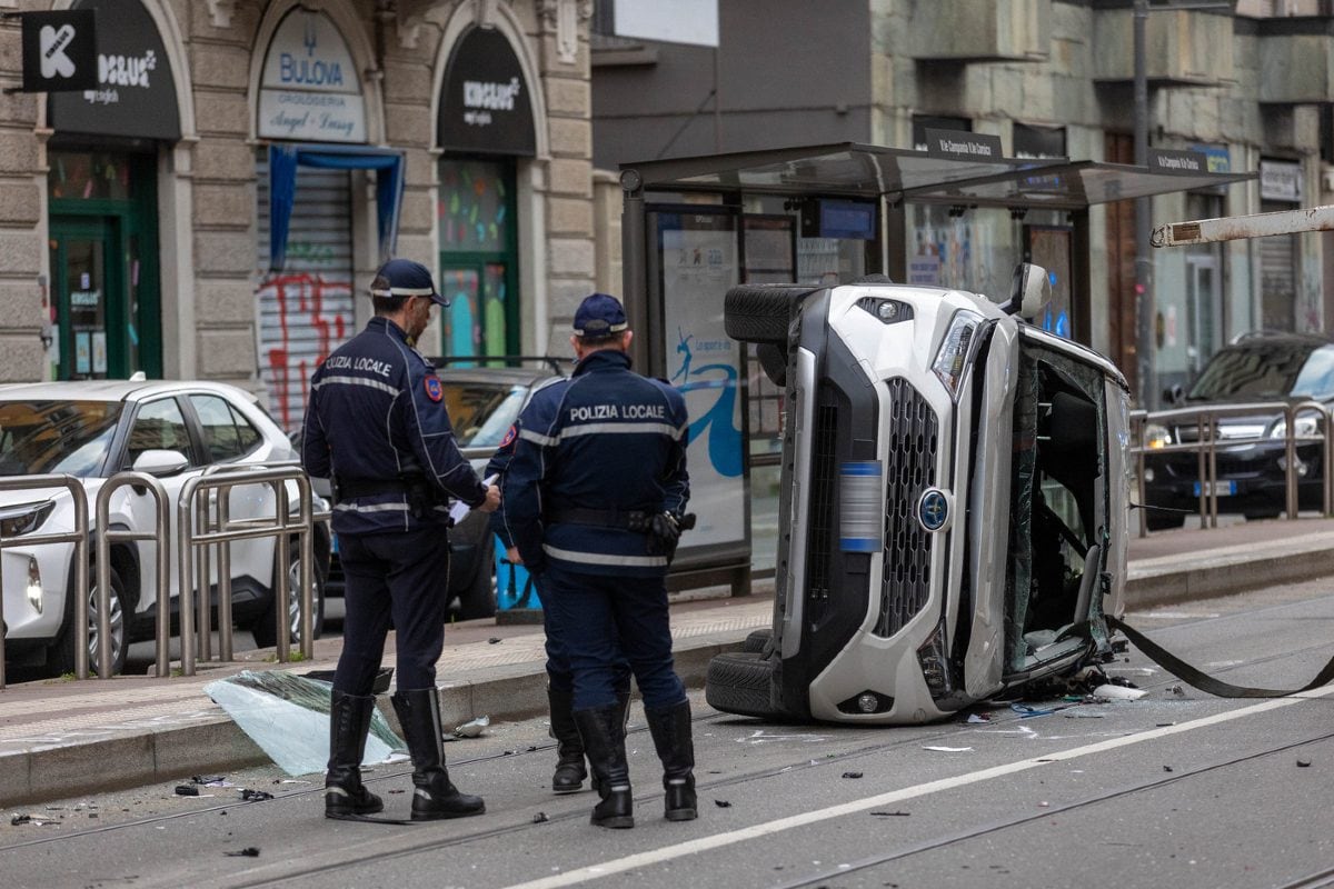 Il taxi ribaltato dopo l’incidente in via Mugello a Milano – foto Stefano Porta / LaPresse