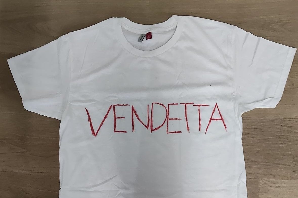 La maglietta indossata dal 13enne durante l’aggressione