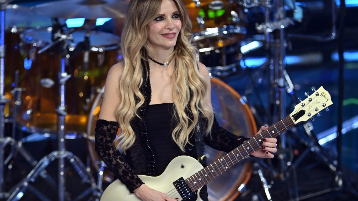 Morgana Blue sul palco di Sanremo con le Bambole di Pezza (foto da Getty)