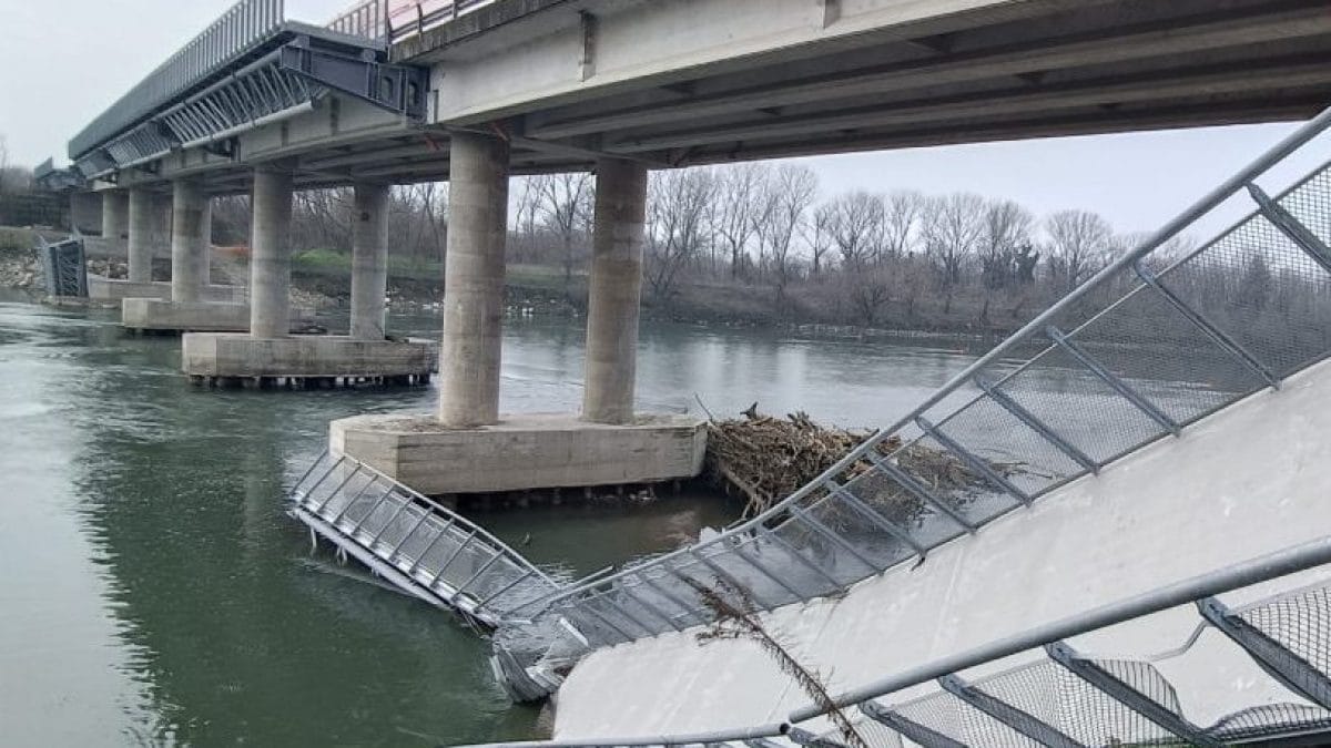 La passerella ciclopedonale sull’Adda di Maccastorna (Lodi) dopo il crollo