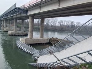 La passerella ciclopedonale sull’Adda costata 4 milioni è crollata per la quinta volta in meno di due mesi