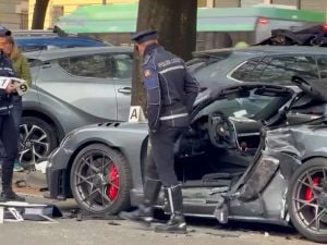 Si schianta in Porsche contro alcune auto in sosta a Milano: morto il 21enne Lorenzo Mattia Persiani