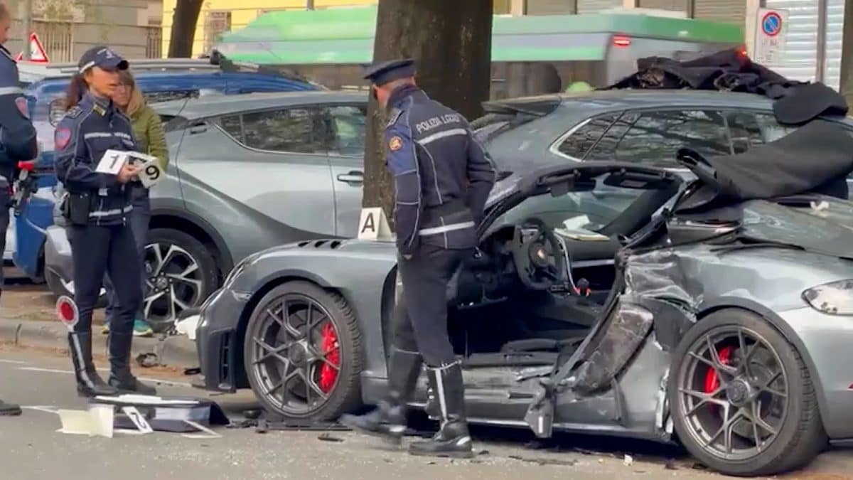 La Porsche Spyder dopo lo schianto contro le auto in sosta a Milano