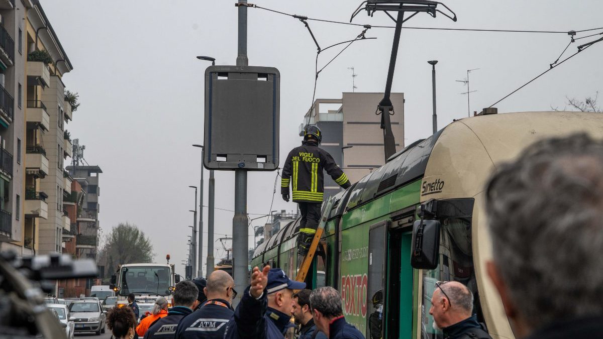 L’intervento dei soccorsi dopo l’incendio sul tram – Photo Claudio Furlan/LaPresse