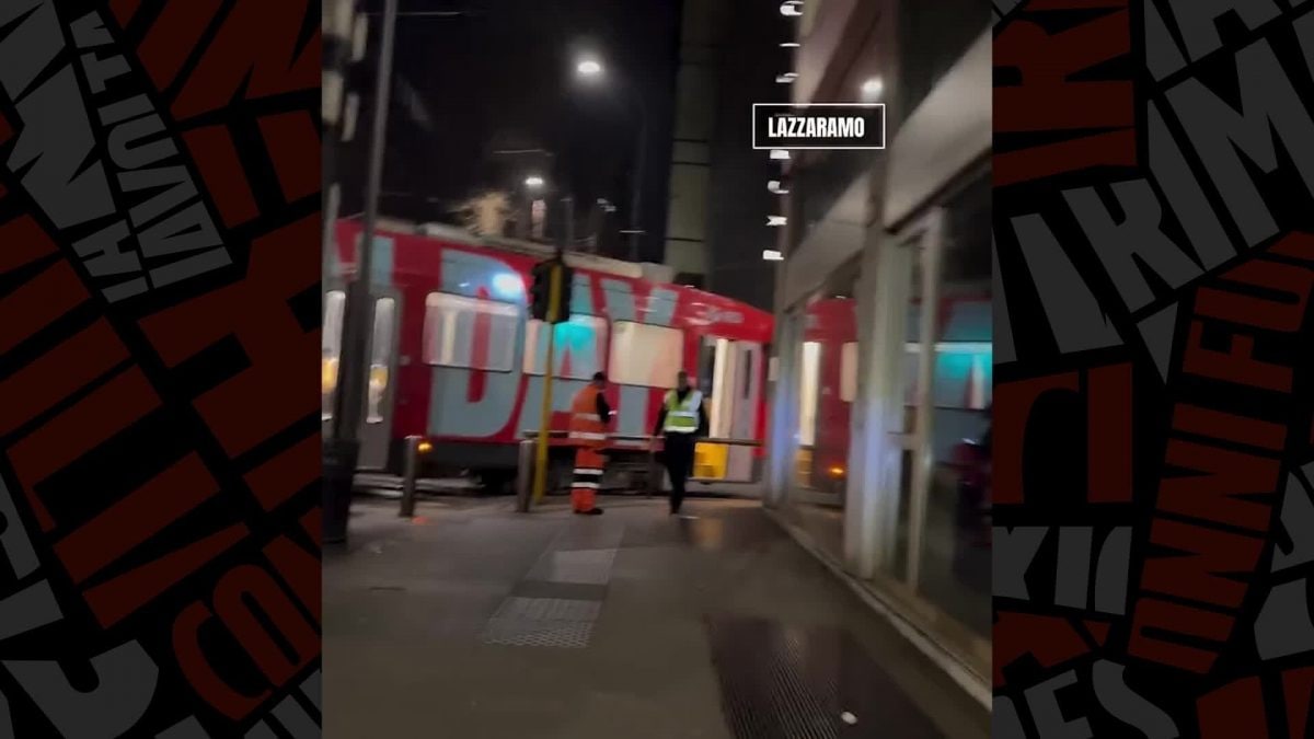 Tram deragliato in zona Centrale a Milano (foto dal video di Lazzaramo)