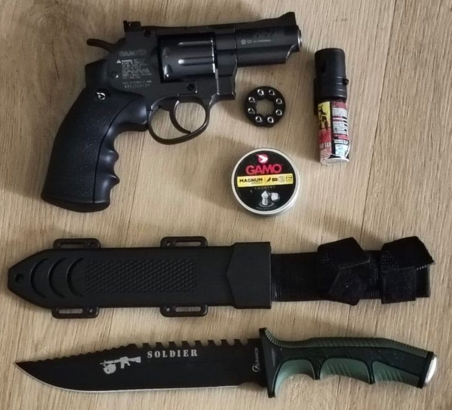 Il coltello e la pistola scacciacani che il 13enne ha portato con sé per l’aggressione