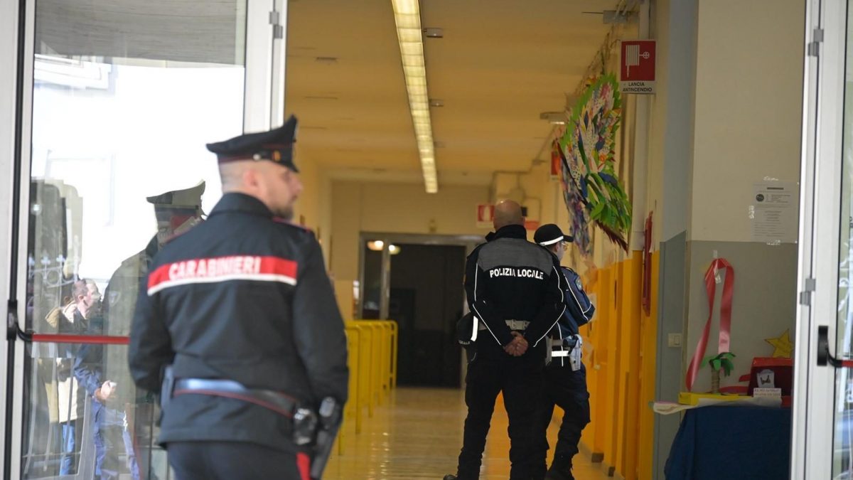 Carabinieri e polizia locale alla scuola media Leonardo Da Vinci di Trescore Balneario (foto da LaPresse)