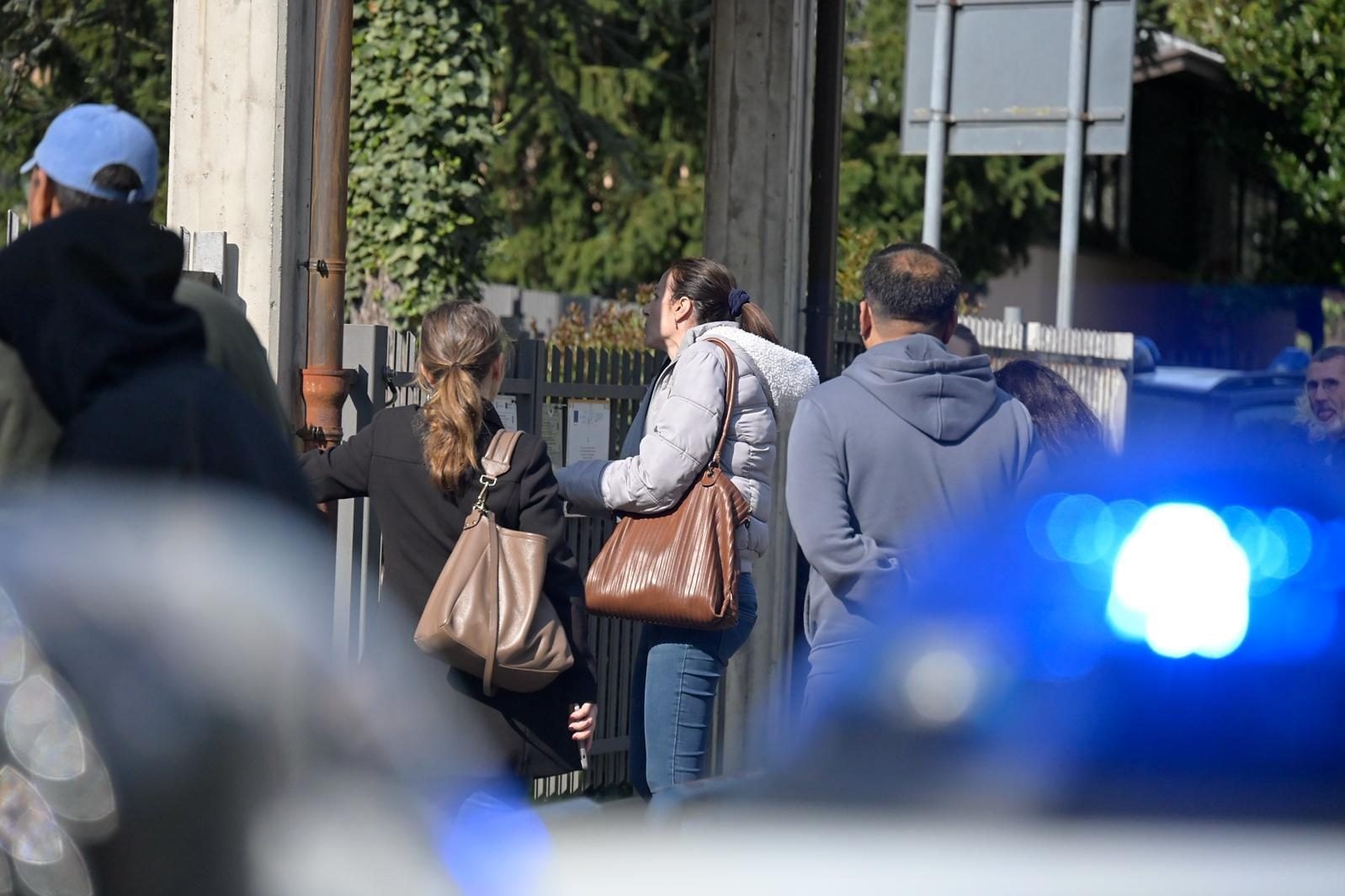 Genitori fuori dalla scuola Leonardo Da Vinci di Trescore (foto da LaPresse)