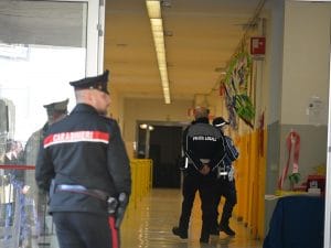 La confessione del 13enne che ha accoltellato la prof in diretta su Telegram: “Mi dispiace non averla uccisa”