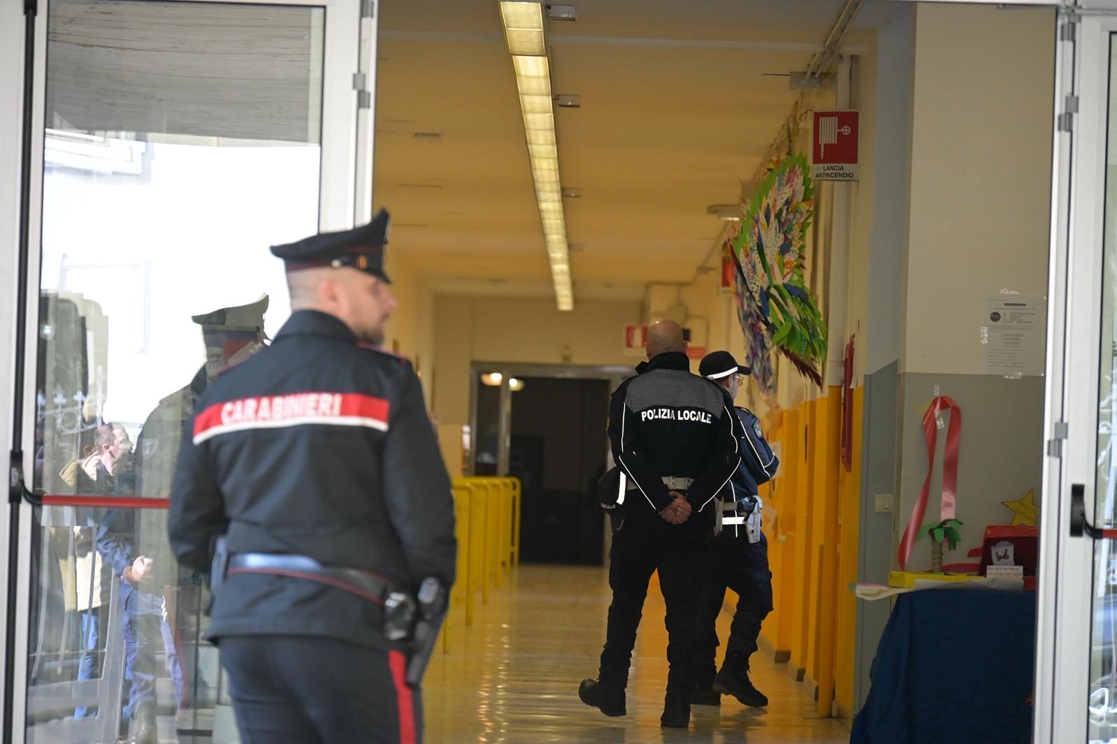 Carabinieri e polizia locale alla scuola media Leonardo Da Vinci di Trescore Balneario (foto da LaPresse)